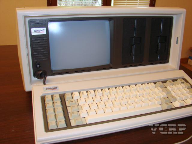 DSC00952.JPG - L'ensemble est imposant . le modele dispose de deux lecteurs de disquettes 5p1/4 de 320Ko.